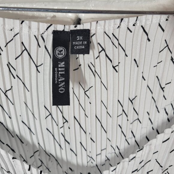 Milano Women's 3X Plus Top Blouse Black White Geometric V-Neck GEO117E - Picture 8 of 9